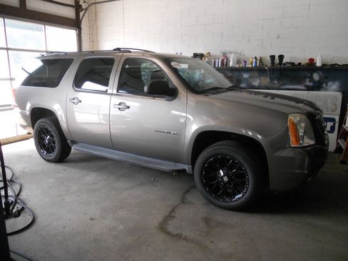 Used 2011 GMC Yukon XL SLT w/ SLT-2 Equipment Package AWD/4WD image 47