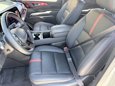 Used 2025 Chevrolet Traverse RS FWD image 19