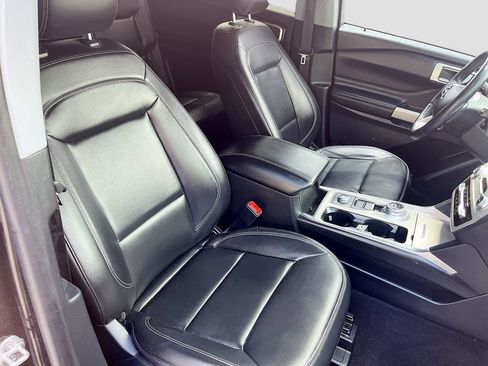 Used 2022 Ford Explorer XLT w/ Equipment Group 202A AWD/4WD image 30
