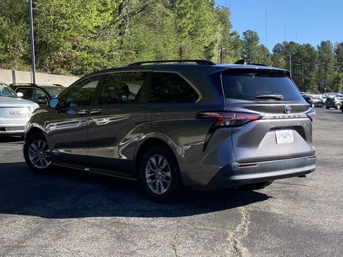 Used 2021 Toyota Sienna XLE image 6