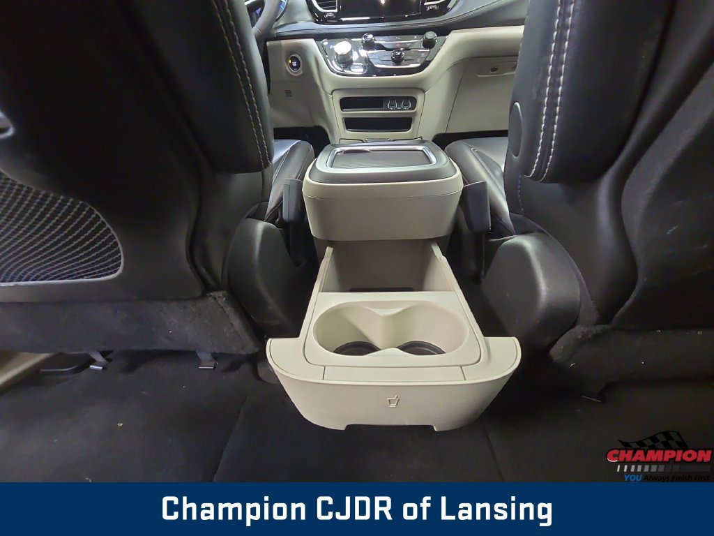 Used 2023 Chrysler Pacifica Touring-L FWD image 27