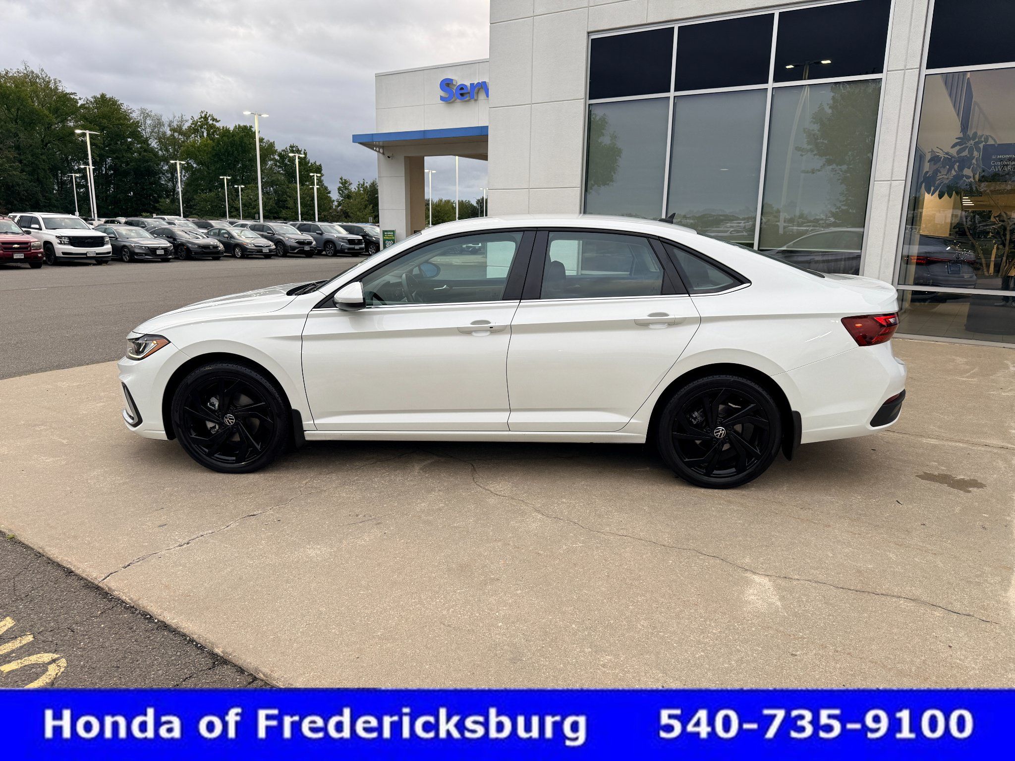 Used 2025 Volkswagen Jetta SE FWD image 3