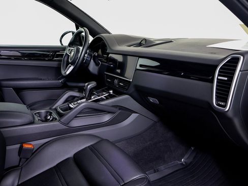Certified 2022 Porsche Cayenne image 8