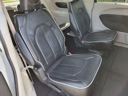 Used 2023 Chrysler Pacifica Limited FWD image 21