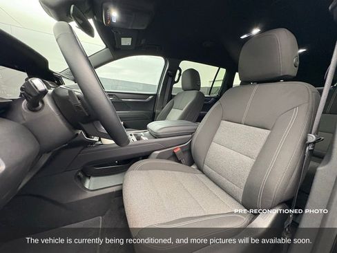 Used 2025 GMC Acadia Elevation image 11