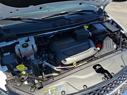 Used 2024 Chrysler Pacifica Touring-L FWD image 27