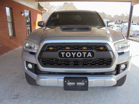 Used 2017 Toyota Tacoma TRD Sport image 3