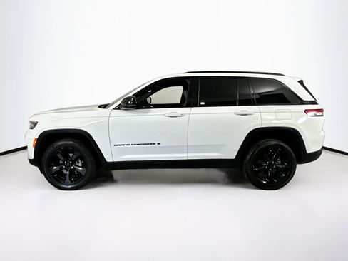 Used 2023 Jeep Grand Cherokee Altitude image 8