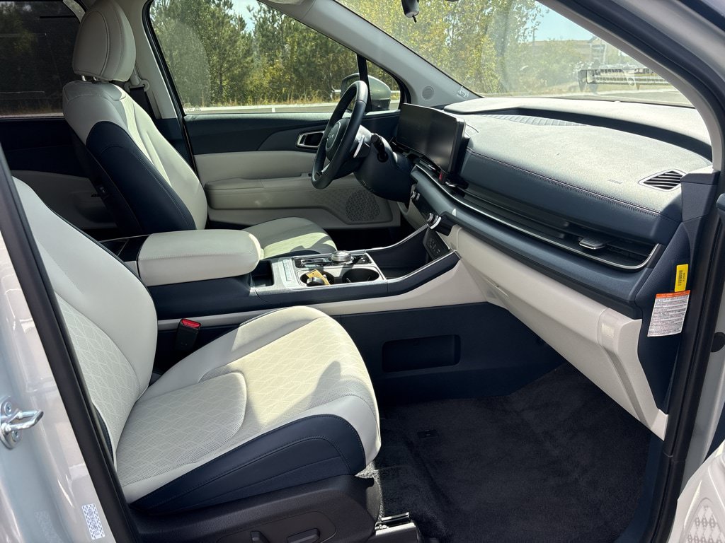 Used 2026 Kia Carnival EX FWD image 22
