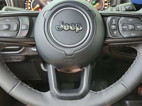 Used 2025 Jeep Wrangler Unlimited Rubicon image 40