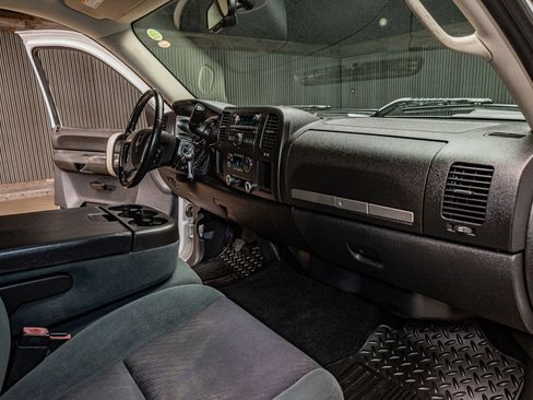 Used 2009 Chevrolet Silverado 2500 LT w/ Interior Plus Package RWD image 14