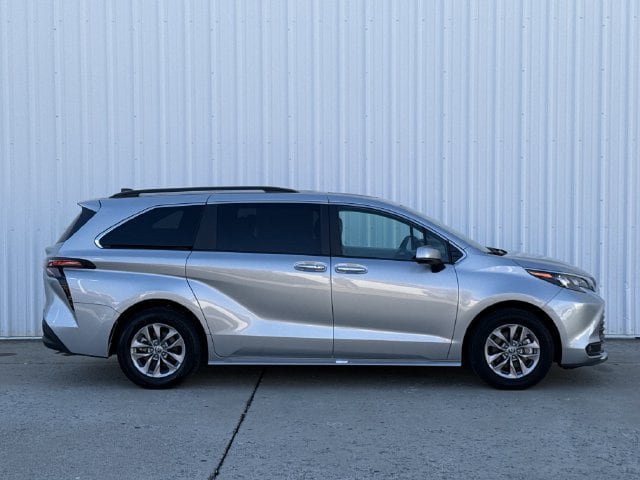 Used 2025 Toyota Sienna XLE FWD image 3