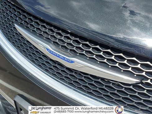 Used 2020 Chrysler Pacifica Touring-L FWD image 29