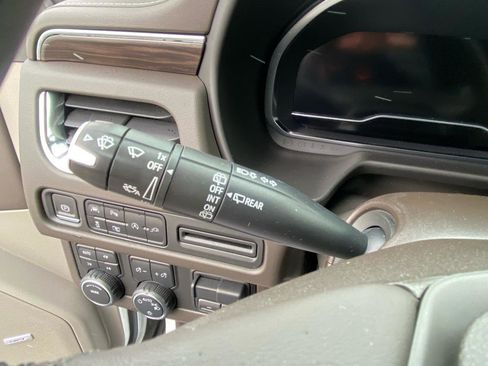 Used 2022 Chevrolet Suburban LT w/ Luxury Package image 22