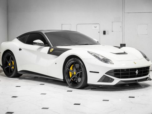Used 2017 Ferrari F12 Berlinetta RWD image 3
