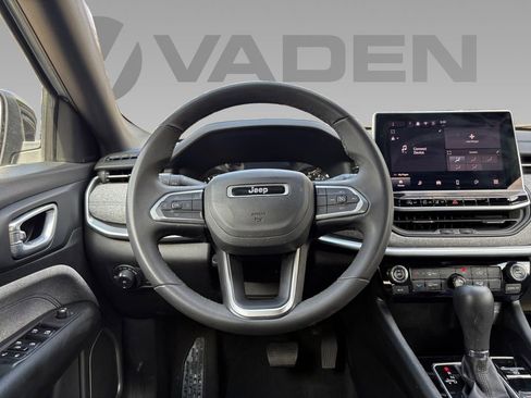 Used 2024 Jeep Compass Latitude image 9