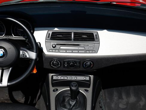 Used 2005 BMW Z4 2.5i image 27