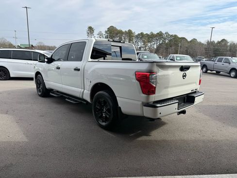 Used 2021 Nissan Titan SV w/ SV Convenience Package image 3