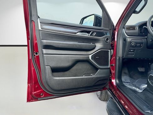 Used 2024 Jeep Wagoneer 4WD w/ Convenience Group I image 22