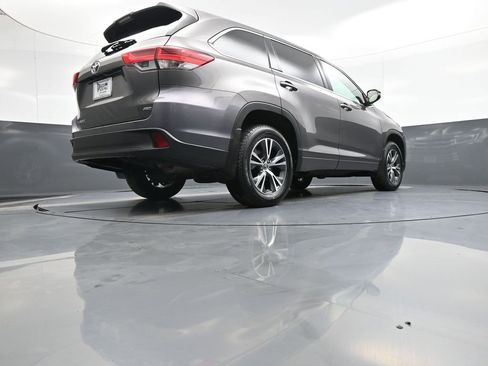 Used 2017 Toyota Highlander LE image 30
