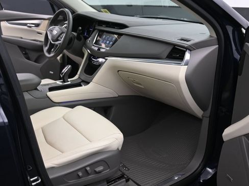 Used 2017 Cadillac XT5 Luxury w/ Driver Awareness Package AWD/4WD image 13