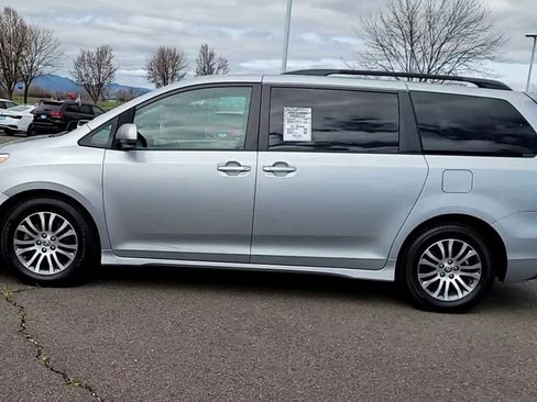 Used 2020 Toyota Sienna XLE image 5
