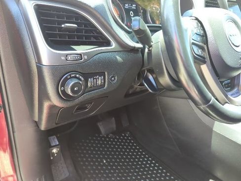 Used 2019 Jeep Cherokee Latitude Plus w/ Comfort/Convenience Group AWD/4WD image 14