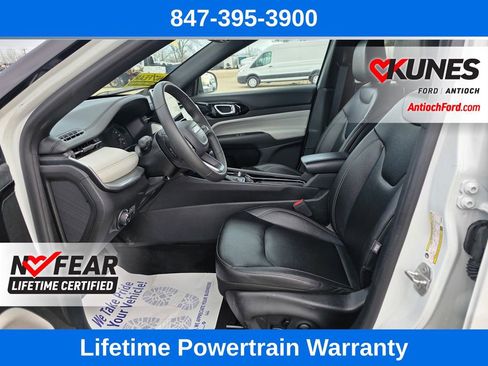 Used 2025 Jeep Compass Limited image 15