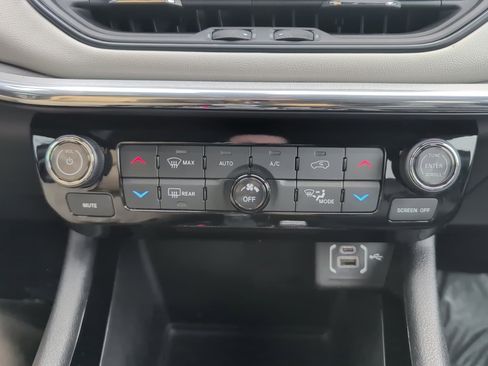 Used 2024 Jeep Compass Limited image 30