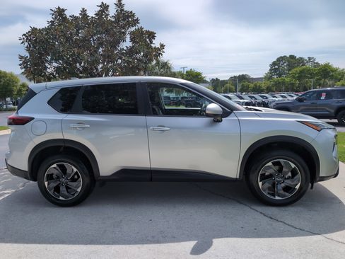 Used 2024 Nissan Rogue SV image 11