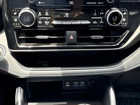 Used 2022 Toyota Highlander Limited FWD image 29