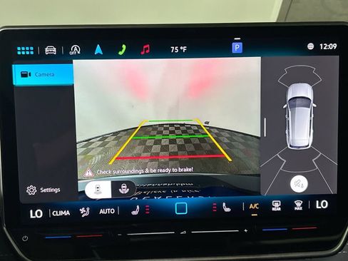 New 2025 Volkswagen Tiguan SE image 16