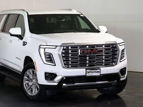 Used 2025 GMC Yukon XL Denali AWD/4WD image 6