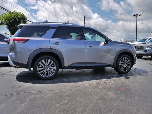 Used 2022 Nissan Pathfinder SL w/ SL Premium Package FWD image 4