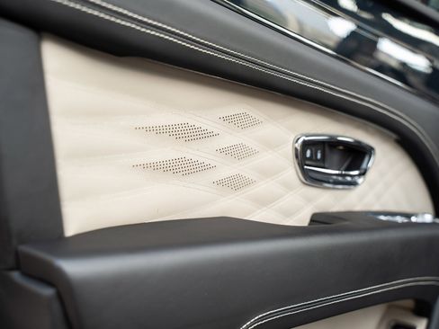 Used 2023 Bentley Bentayga Extended Wheelbase image 18