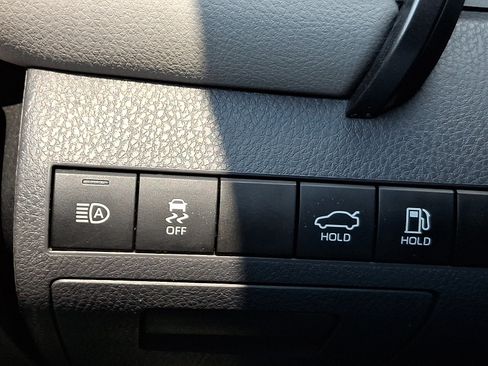 Used 2019 Toyota Camry LE w/ Convenience Package FWD image 23