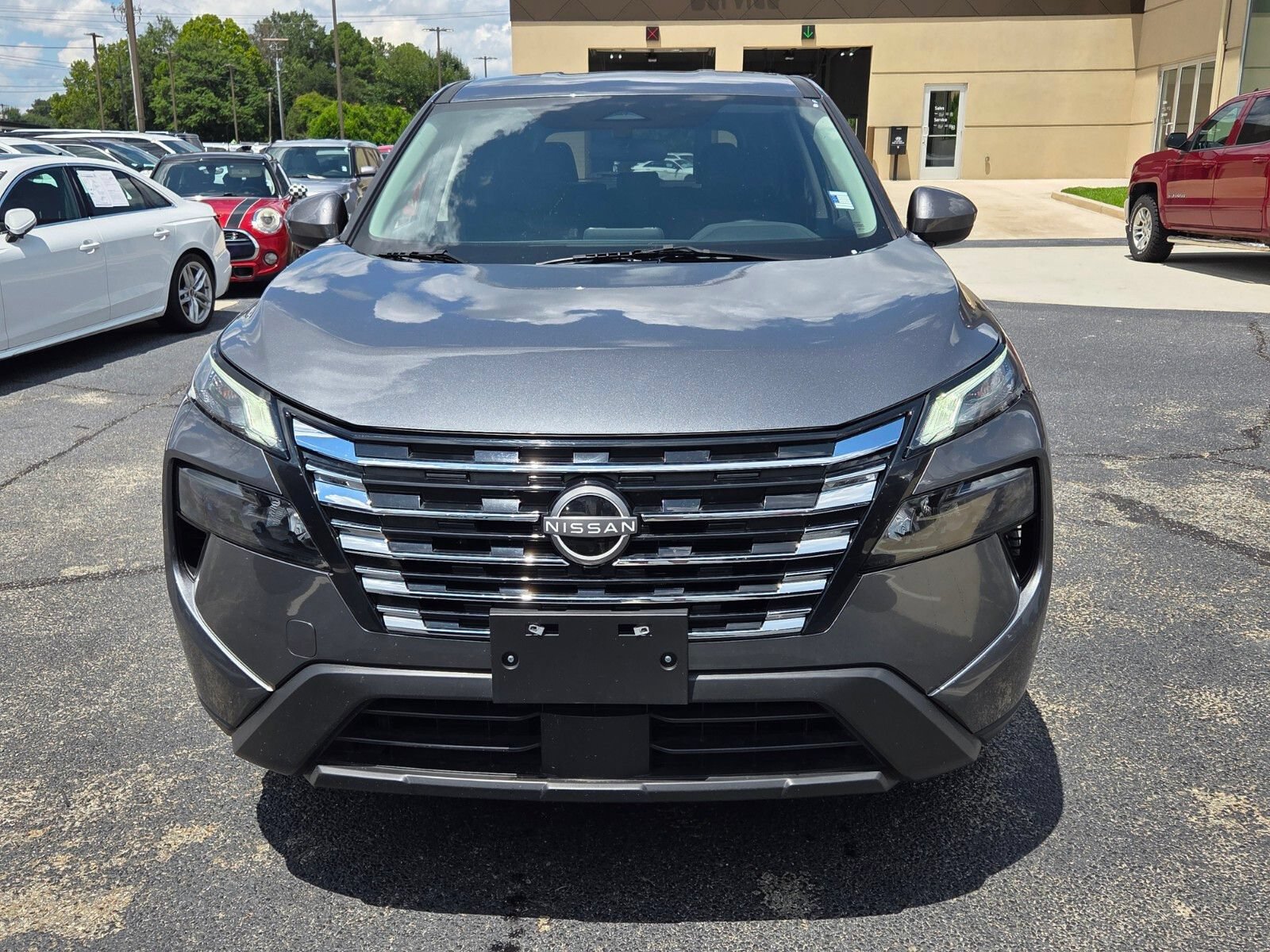 Used 2025 Nissan Rogue SV FWD image 2
