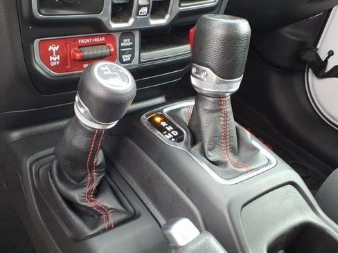 Used 2023 Jeep Gladiator Rubicon w/ Cold Weather Group image 15