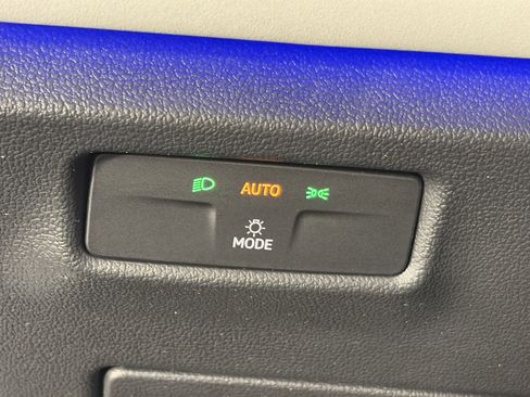 Used 2025 Volkswagen Tiguan SE image 29