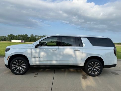 Used 2026 Chevrolet Suburban High Country AWD/4WD image 10