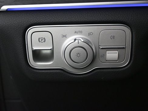 Used 2025 Mercedes-Benz GLS 450 4MATIC image 9