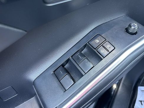 Used 2022 Toyota Highlander XLE AWD/4WD image 19