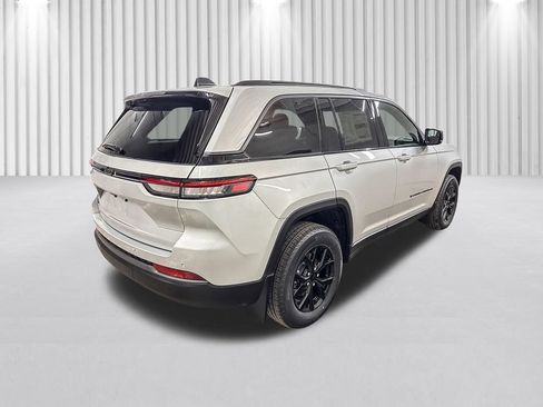 New 2026 Jeep Grand Cherokee Laredo image 5