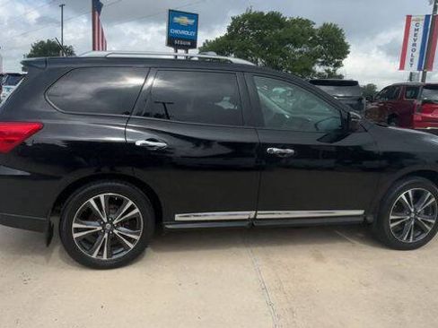 Used 2017 Nissan Pathfinder Platinum w/ Family Entertainment Package AWD/4WD image 9