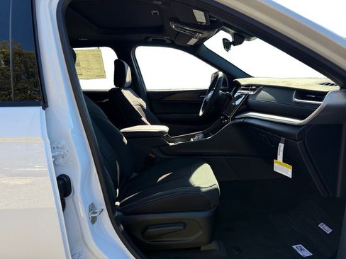 New 2025 Jeep Grand Cherokee L Laredo w/ Luxury Tech Group I image 15