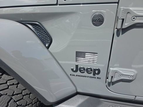 Used 2023 Jeep Gladiator Sport AWD/4WD image 15