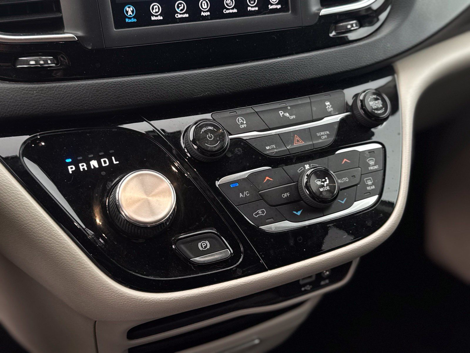 Used 2018 Chrysler Pacifica Touring-L FWD image 20
