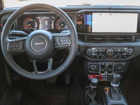 Used 2025 Jeep Gladiator Rubicon AWD/4WD image 18