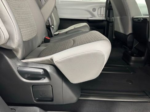 Used 2025 Toyota Sienna LE FWD image 54