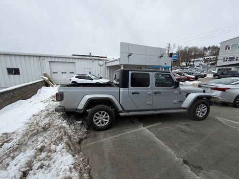 Used 2023 Jeep Gladiator Sport image 4
